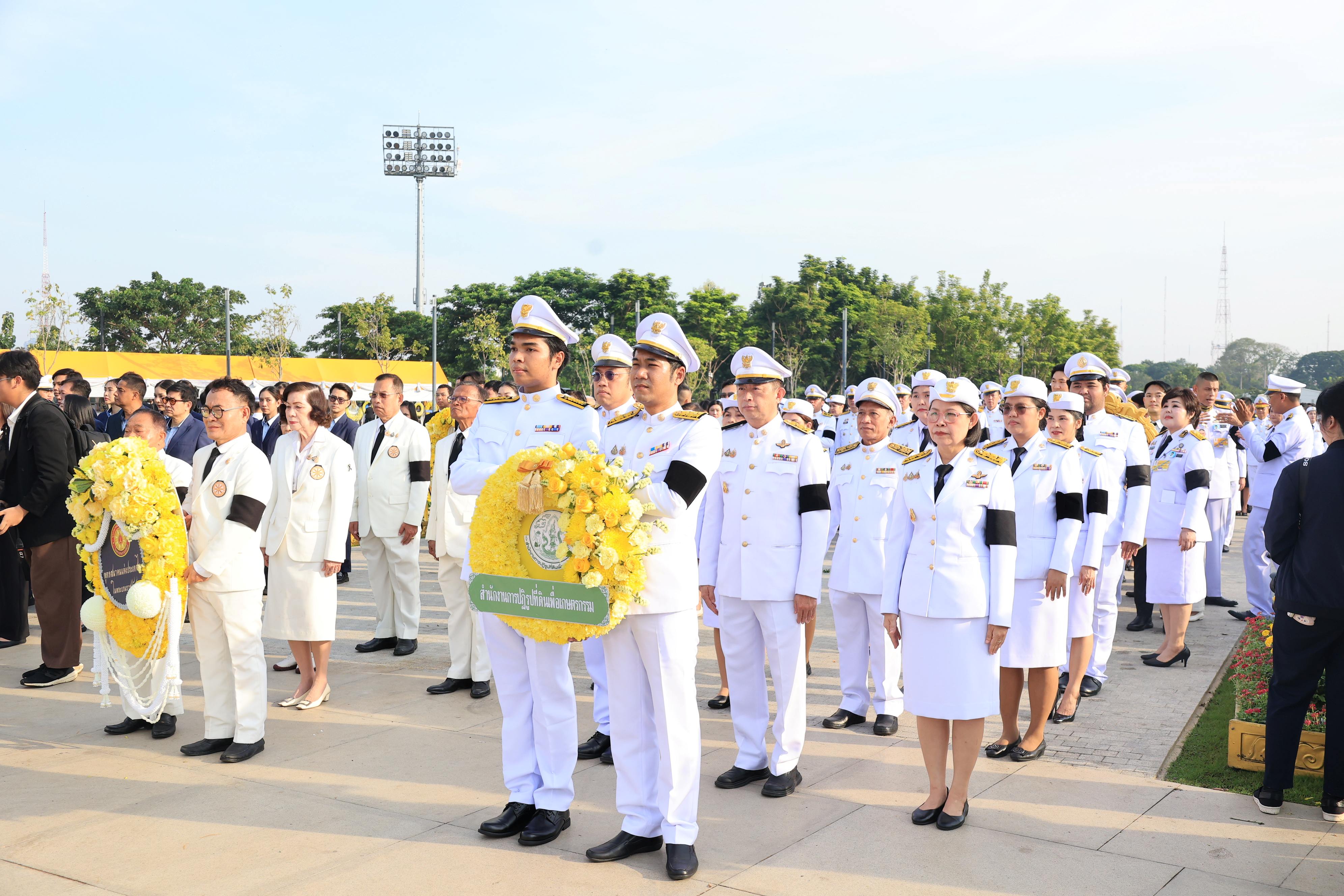 title - ส.ป.ก. ร่วมวางพวงมาลาถวายบังคมพระบรมราชานุสาวรีย์พระบาทสมเด็จพระบรมชนกาธิเบศร มหาภูมิพลอดุลยเดชมหาราช บรมนาถบพิตร เนื่องใน 